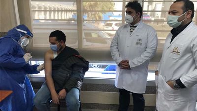 لمواجهة كورونا.. استمرار تطعيم الفرق الطبية بمستشفى بدر الجامعي