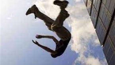 للهروب من زوج عشيقته..عامل يقفز من الطابق الثالث بالإسكندرية