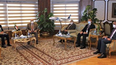 وزير الطيران المدنى يستقبل سفير المكسيك بالقاهرة