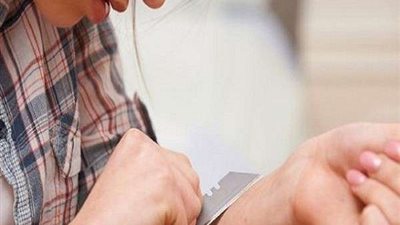 بسبب زوجها.. ممرضة تحاول الإنتحار بقطع شريان يدها بالمنصورة