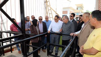 محافظ الشرقية يتفقد محطة رفع صرف صحي قرية أم الزين