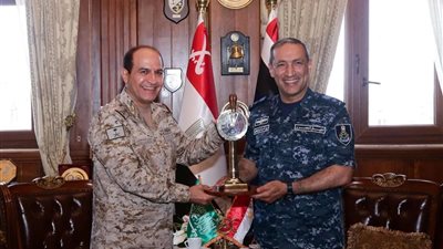 قائد القوات البحرية يستقبل نظيره السعودي لبحث التعاون المشترك