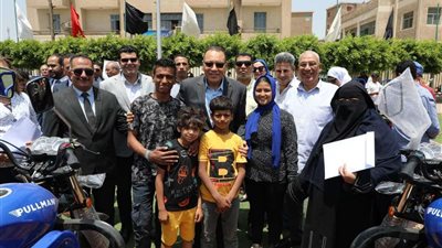 محافظ الشرقية يُسلم 60 مشروعاً للأسر الأكثر احتياجاً