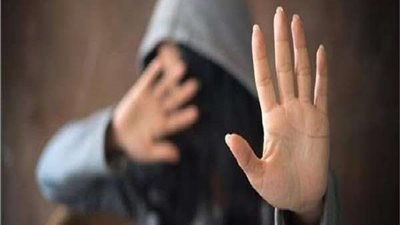 القبض على فتاة عشرينية لتحرشها بطفلة في السعودية