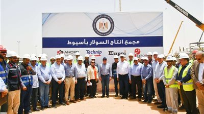 الملا يتابع أعمال أكبر مجمع لإنتاج السولار في صعيد مصر