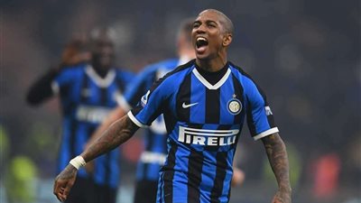 إنتر يقسو على لاتسيو بثلاثية وينتزع الصدارة من جاره ميلان