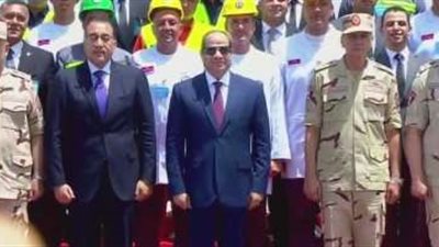 الرئيس السيسي يلتقط صورة تذكارية فى مجمع الكوارتز بالعين السخنة