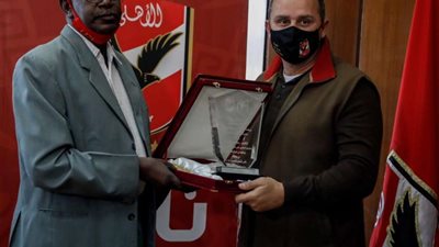 المريخ السوداني يهدي درعه للأهلي ويهنئه ببرونزية المونديال