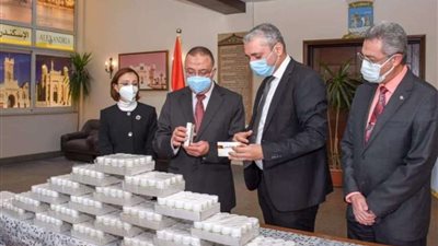 صيادلة الإسكندرية تهدي المحافظة  ٩٠٠ حقيبة طبية