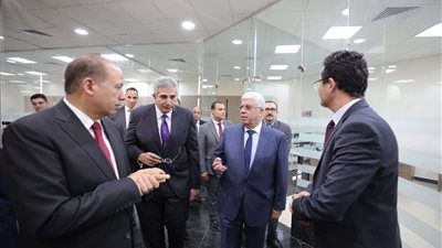 عاشور يتفقد شركة انطلاق بجامعة المنصورة ويشيد بأعمالها في التحول الرقمي