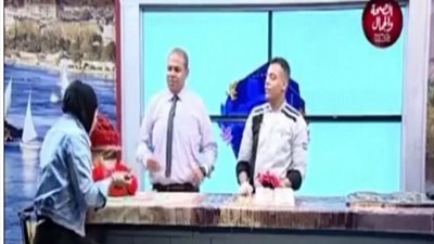 فتاة تتناول 