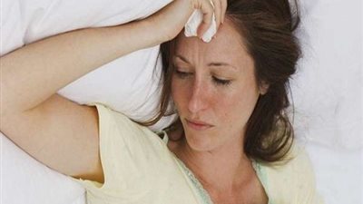 أطباء يكشفون الأسباب الحقيقة للتعرق اللیلي للنساء