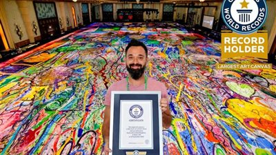 بسبب لوحة قماشية.. فنان يدخل موسوعة جينيس للأرقام القياسية