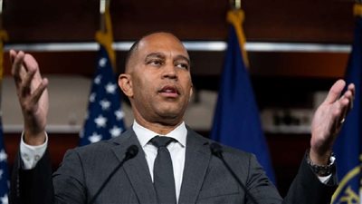 جيفريز: الحزب الجمهوري يقود أمريكا إلى طريق خطير