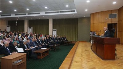 كامل الوزير يجري اجتماعا مع العاملين بالشركة المصرية للأعمال البحرية