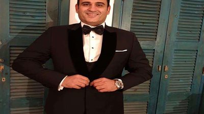 أكرم حسني يشارك الجمهور صوراً من 