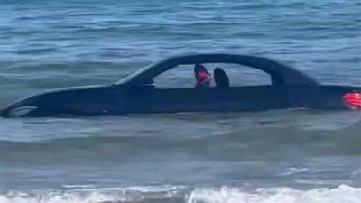 سيارة بي إم دبليو تنجرف داخل البحر بروما