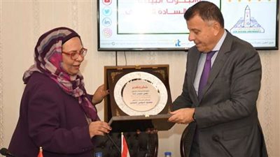 تكريم رئيس جامعة عين شمس ونائبه بمجلس كلية البحوث البيئية