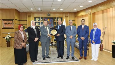 رئيس جودة التعليم يسلم جامعة المنصورة شهادة أول جامعة معتمدة في مصر