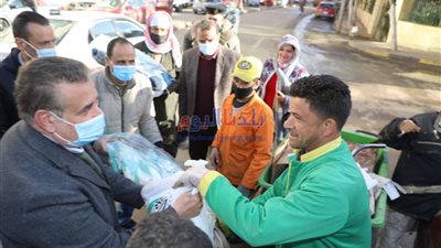 توزيع بطاطين ومواد غذائية على عمال منظومة النظافة بالمنوفية