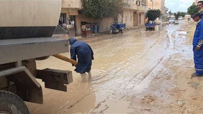 لليوم الثاني.. فرق الطوارئ تواصل رفع تراكمات مياه الأمطار بمطروح