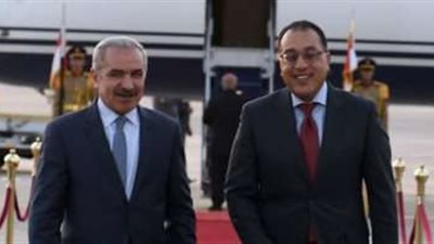 مدبولي يستقبل رئيس الوزراء الفلسطيني في مطار القاهرة