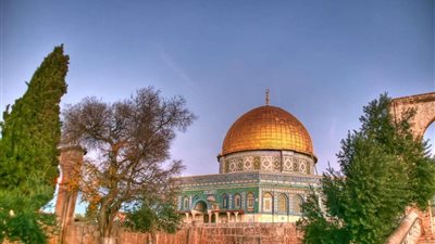 شاهد.. تساقط الثلوج على قبة المسجد الأقصى المبارك