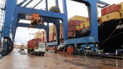 ميناء الإسكندرية يشهد نشاط ملحوظ بحركة السفن والبضائع