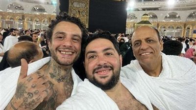 أحمد الفيشاوي يؤدي مناسك العمرة بـ الوشم