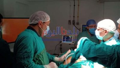وكيل وزارة الصحة بالمنوفية ومدير الطب العلاجي يقومان بإجراء جراحة عاجلة لسيدتين بمستشفى زاوية الناعورة