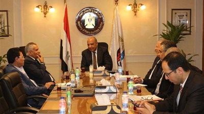 وزير قطاع الأعمال يبحث مع شركات «عيسى جروب» تطوير مصنع السيراميك بالخزف