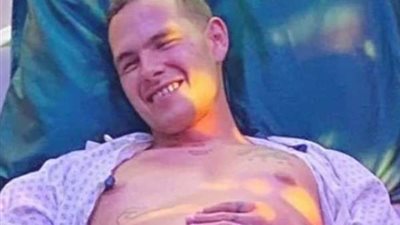 مخيفة للغاية.. صورة لمغني شهير تثير الجدل