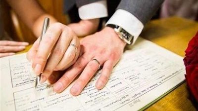 بسبب اسم المولودة.. زوج يهدد زوجته بنسب طفلته