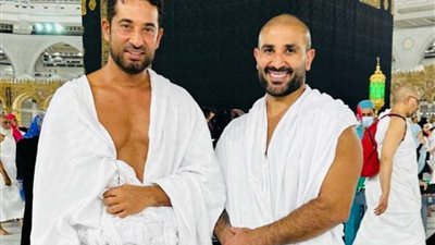 بعد إثارتهم الجدل بملابسهم الشفافة.. أحمد سعد وشقيقه يؤديان مناسك العمره