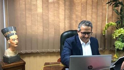 العناني يتفقد فنادق مرسى علم ويلتقي بالمستثمرين والسياح