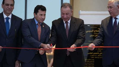 الخطيب و اشرف صبحي يقصان شريط افتتاح فرع الأهلي بالتجمع الخامس