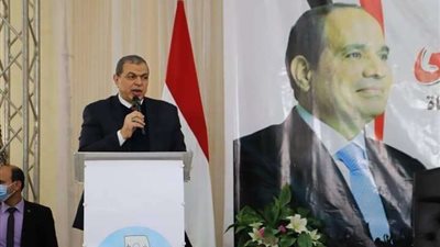 وزير القوي العاملة ومحافظ كفر الشيخ يسلمان 9327 وثيقة تأمين للصيادين والعمالة غير المنتظمة