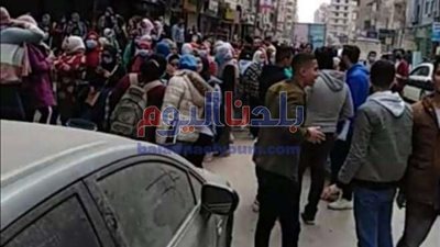 تجهمر الطلاب أمام سنتر دروس خصوصية أعتراضا على غلقه بالغربية