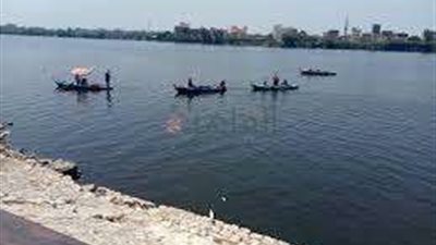 الضفادع البشرية تنتشل جثة غريق من نهر النيل بالصف