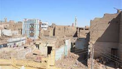 مصرع سيدة ورجل إثر سقوط سور عليهم