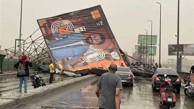 فتح كوبري أكتوبر بعد إزالة لافته إعلانية تسببت في مصرع شخص وإصابة 5 آخرين