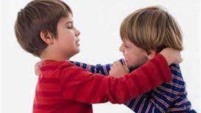 طبيب نفسي: مشاهدة الأطفال محتوى عنيف يجعلهم أكثر عنفا