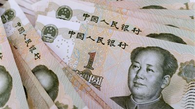 مفكر اقتصادي يكشف العملة البديلة للدولار