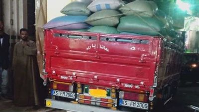 ضبط سيارة نقل محملة بـ 9 أطنان قمح قديم مسوس في أسيوط