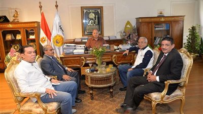 محافظ أسيوط يبحث معدلات تنفيذ المشروعات التنموية مع أعضاء مجلسي النواب والشيوخ