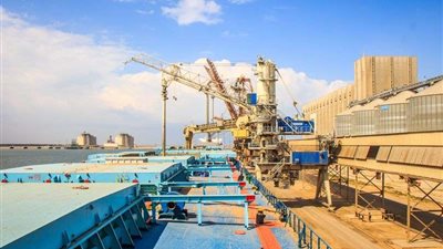 ميناء دمياط يسجل دخول و خروج 42 سفينة