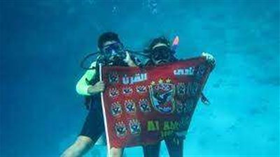 رافعا علم الأهلي.. طفل يغطس في بحر الغردقة.. فيديو