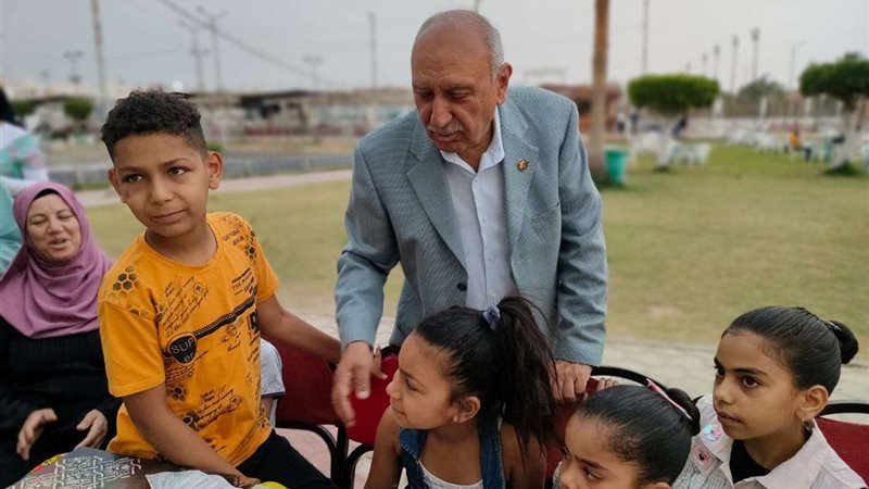 عثمان يشارك الاطفال