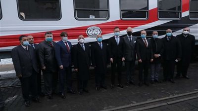 وداعا للقطار ات القديمة.. وزير النقل يستقبل الدفعة الأولى من العربات الجديدة.. صور