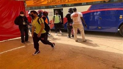 حافلة الزمالك تصل إلى ملعب مباراة تونجيث السنغالي